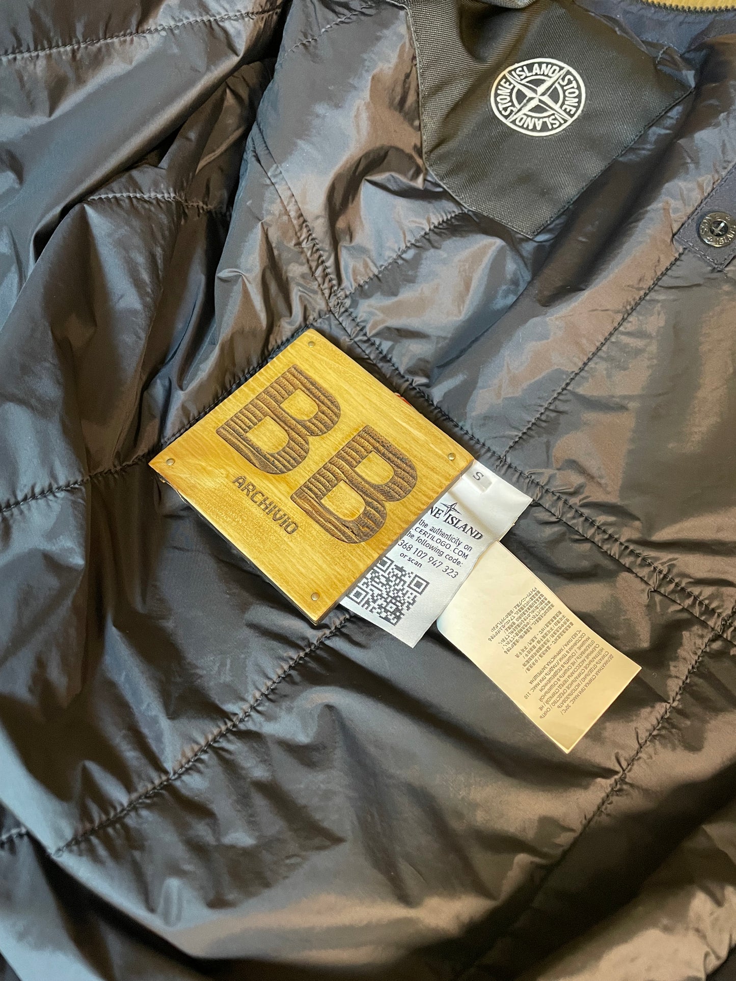 Blaue Softshell mit Primaloft-Isoliertechnologie