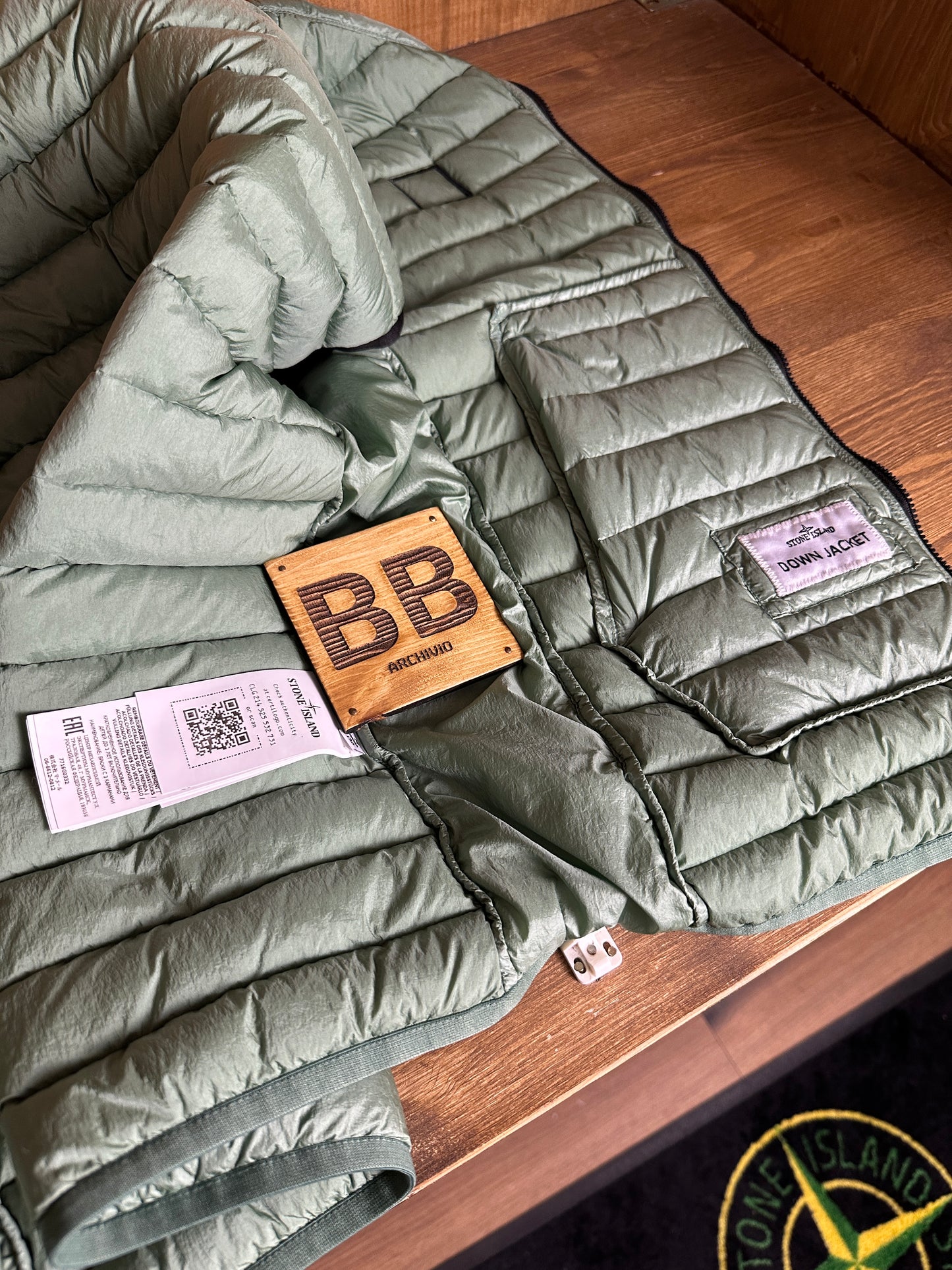 AW22 SQUARE BADGE VEST in Green