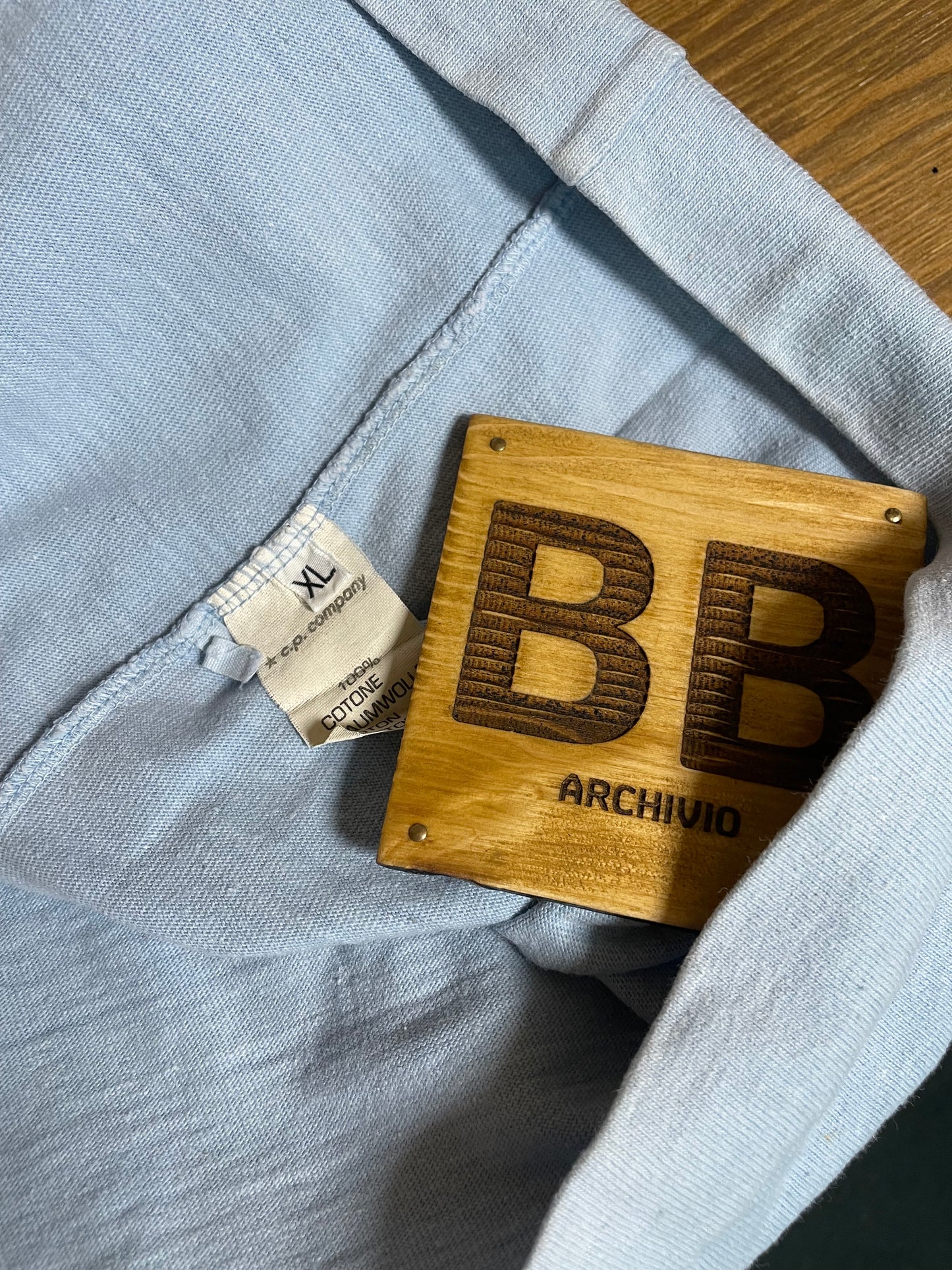 Hellblaues Langarmshirt mit Schriftzug