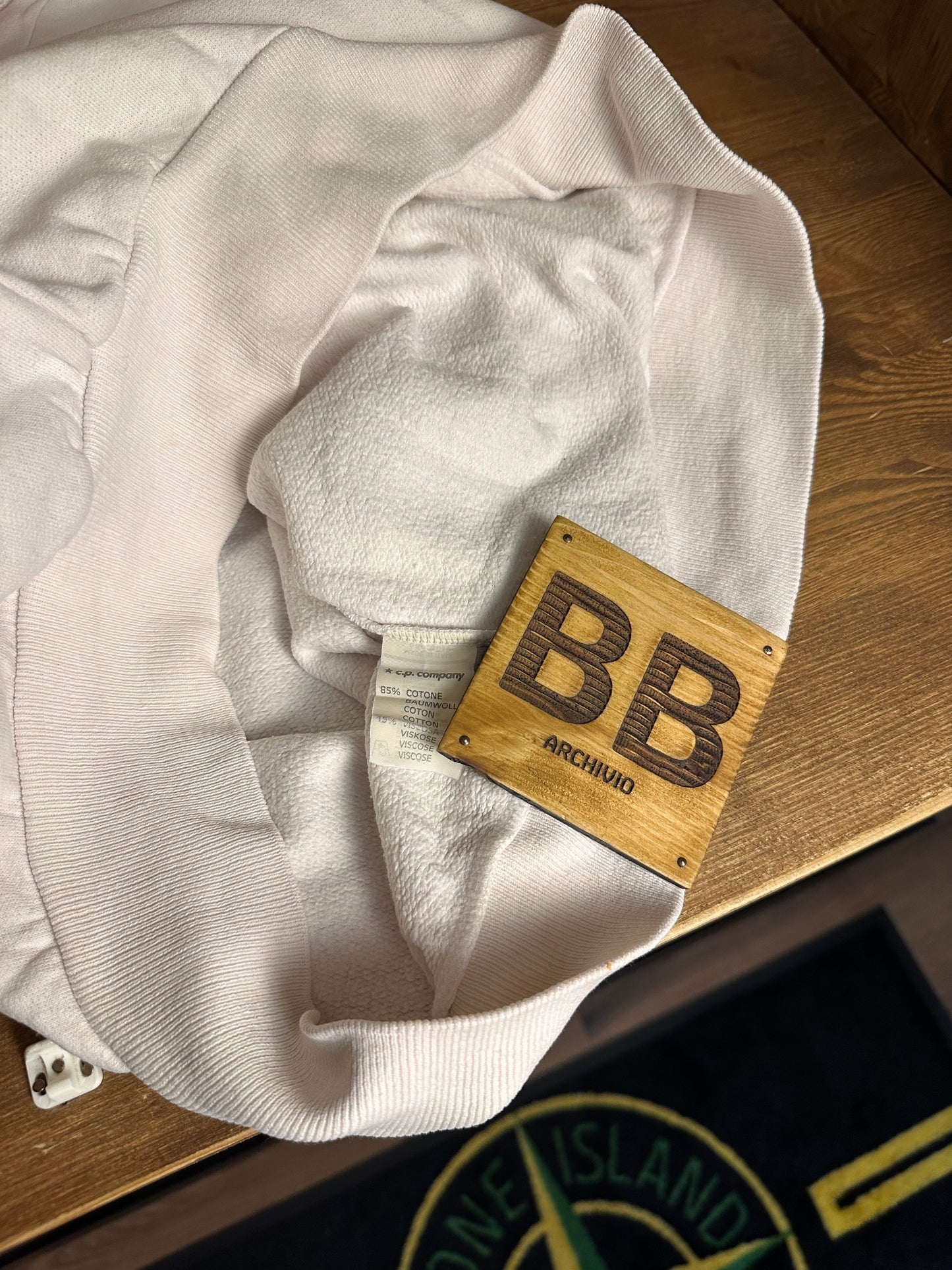 AW80s V-NECK COTTON JUMPER in White