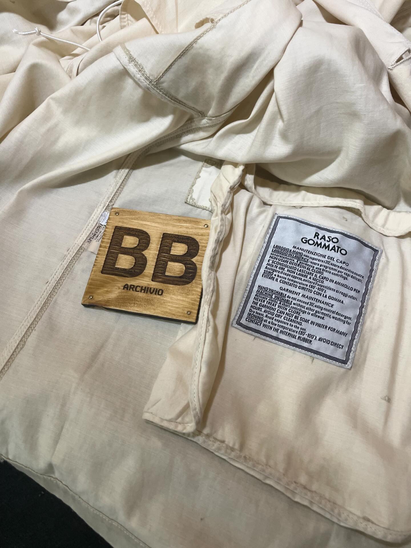 1998 Trenchcoat aus gummiertem Satin