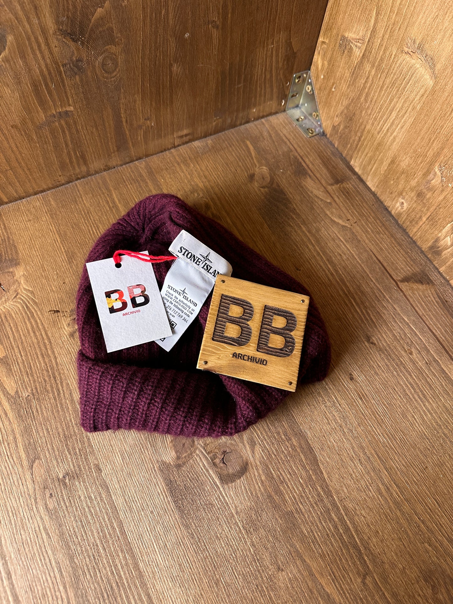 AW10s SQUARE LOGO BEANIE in Bordeaux