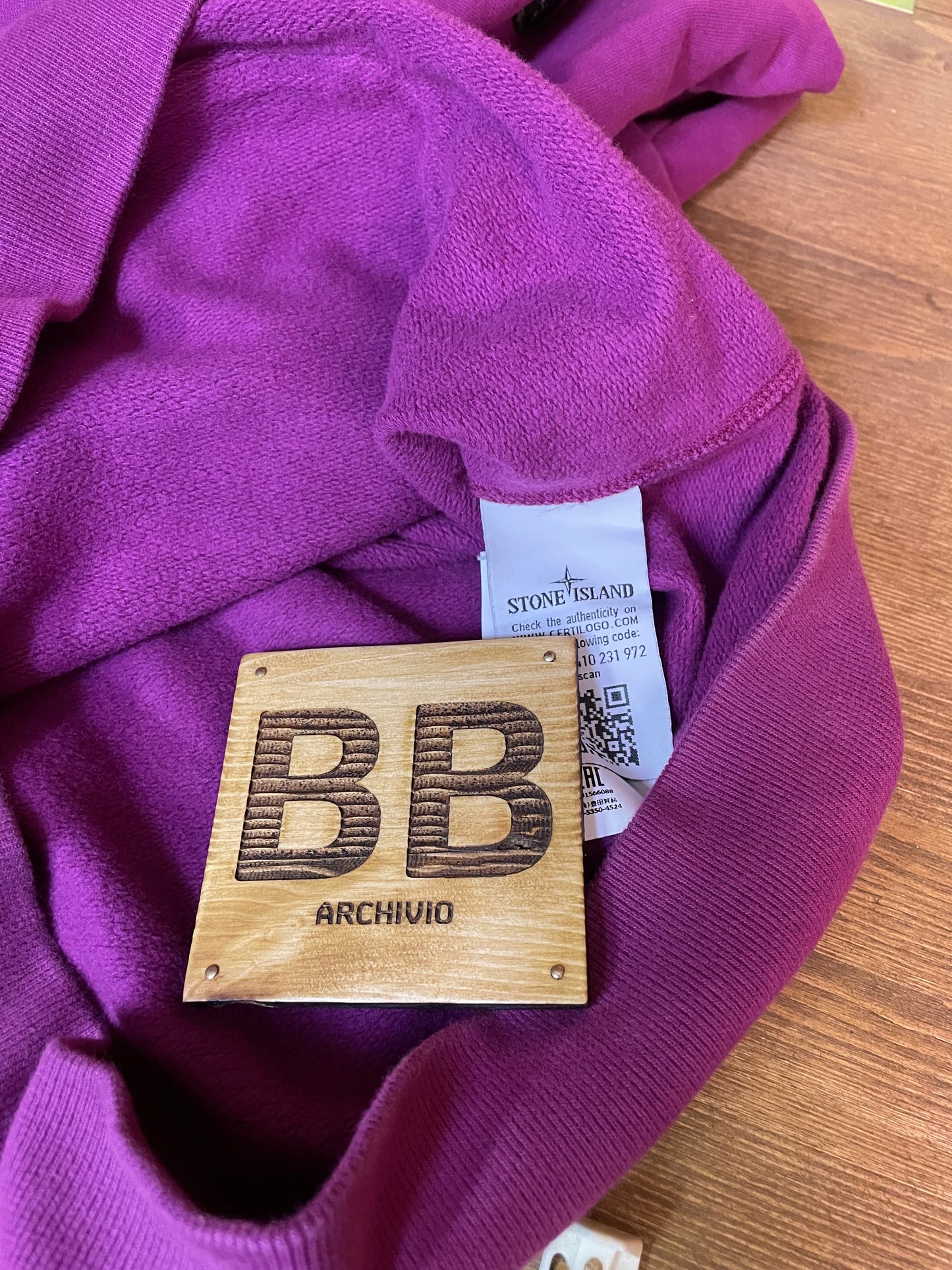 Magentafarbener Kapuzenpullover mit reflektierenden Details