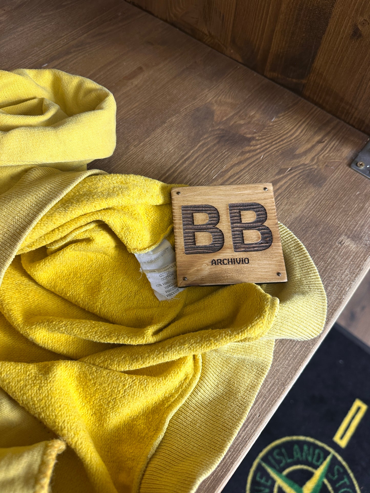 AW80s Baumwollpullover mit besticktem Kompass in Melonengelb