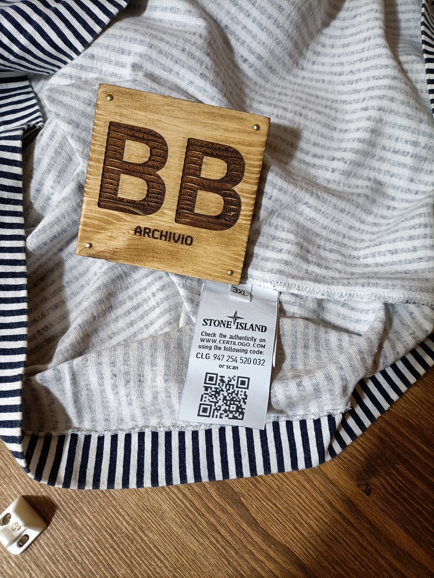 T-Shirt mit vertikalen Streifen von Marina