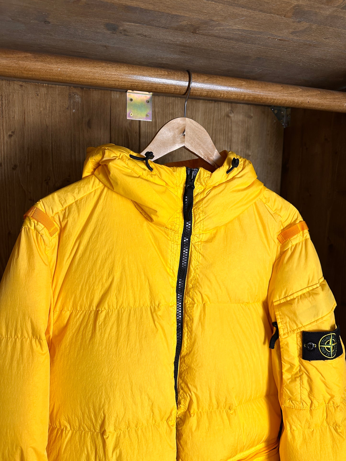 AW22 GARMENT DYED CRINKLE REPS R-NY DOWN in Yellow