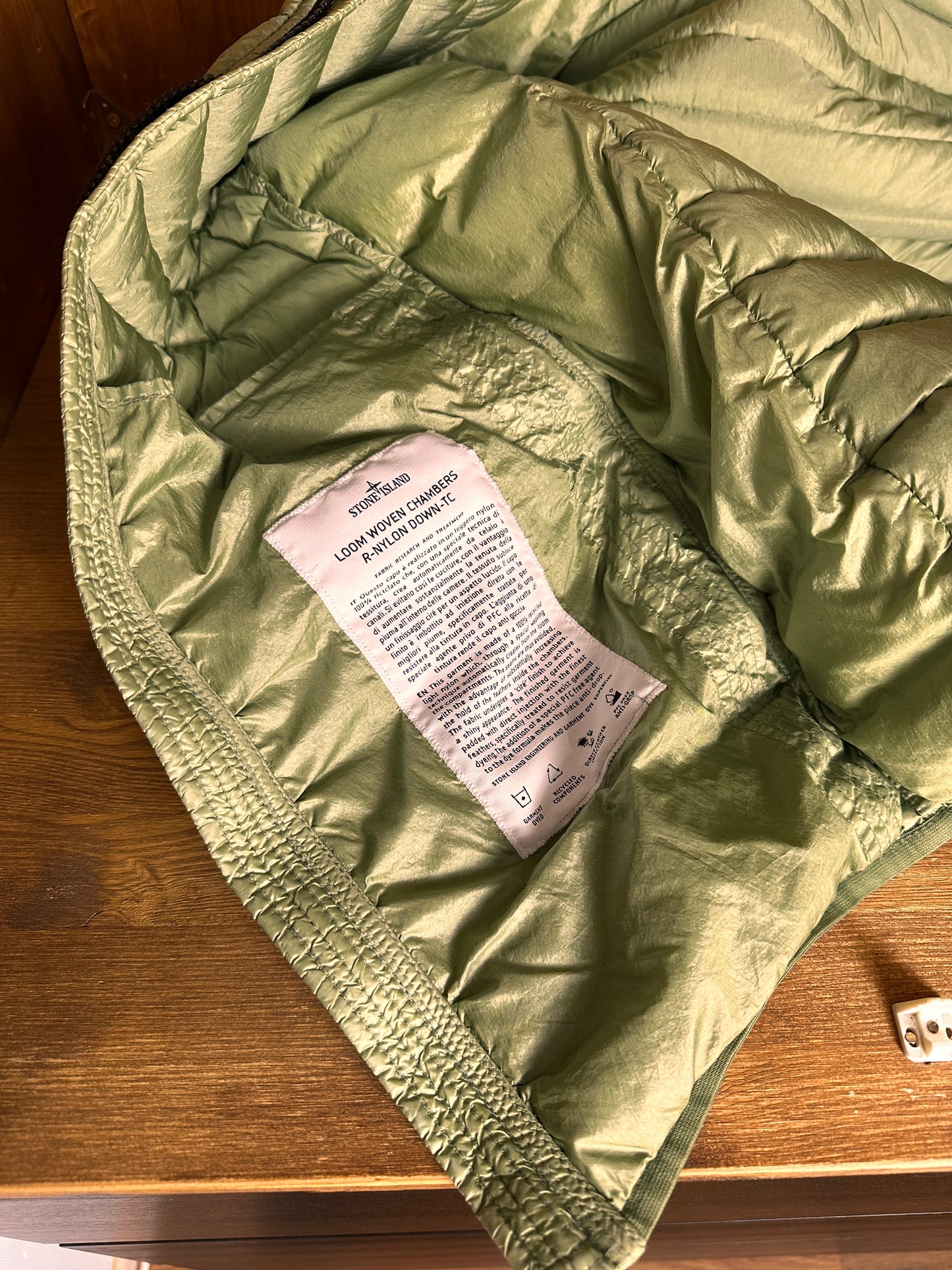 SS23 LOOM WOVEN DOWN CHAMBERS R-NYLON DOWN-TC in Olive Green