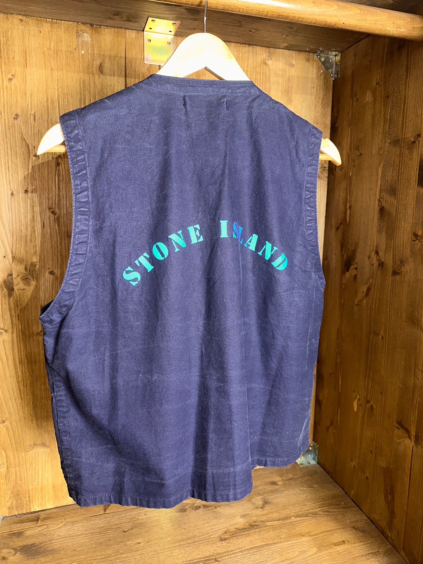 SS94 TELA STELLA WESTE MIT REFLEKTIERENDER SCHRIFTZUGSCHRIFT in Blaugrün