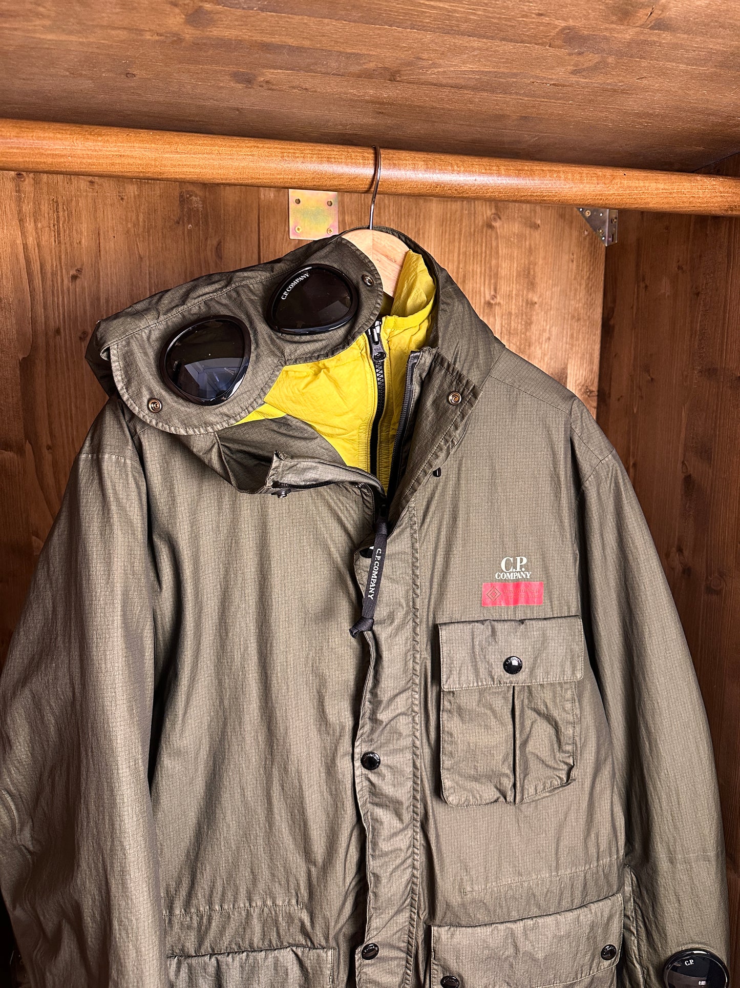 AW25 C.P. COMPANY GORE-G TYPE “LA MILLE” JACKET in Olive Green & Neon Yellow