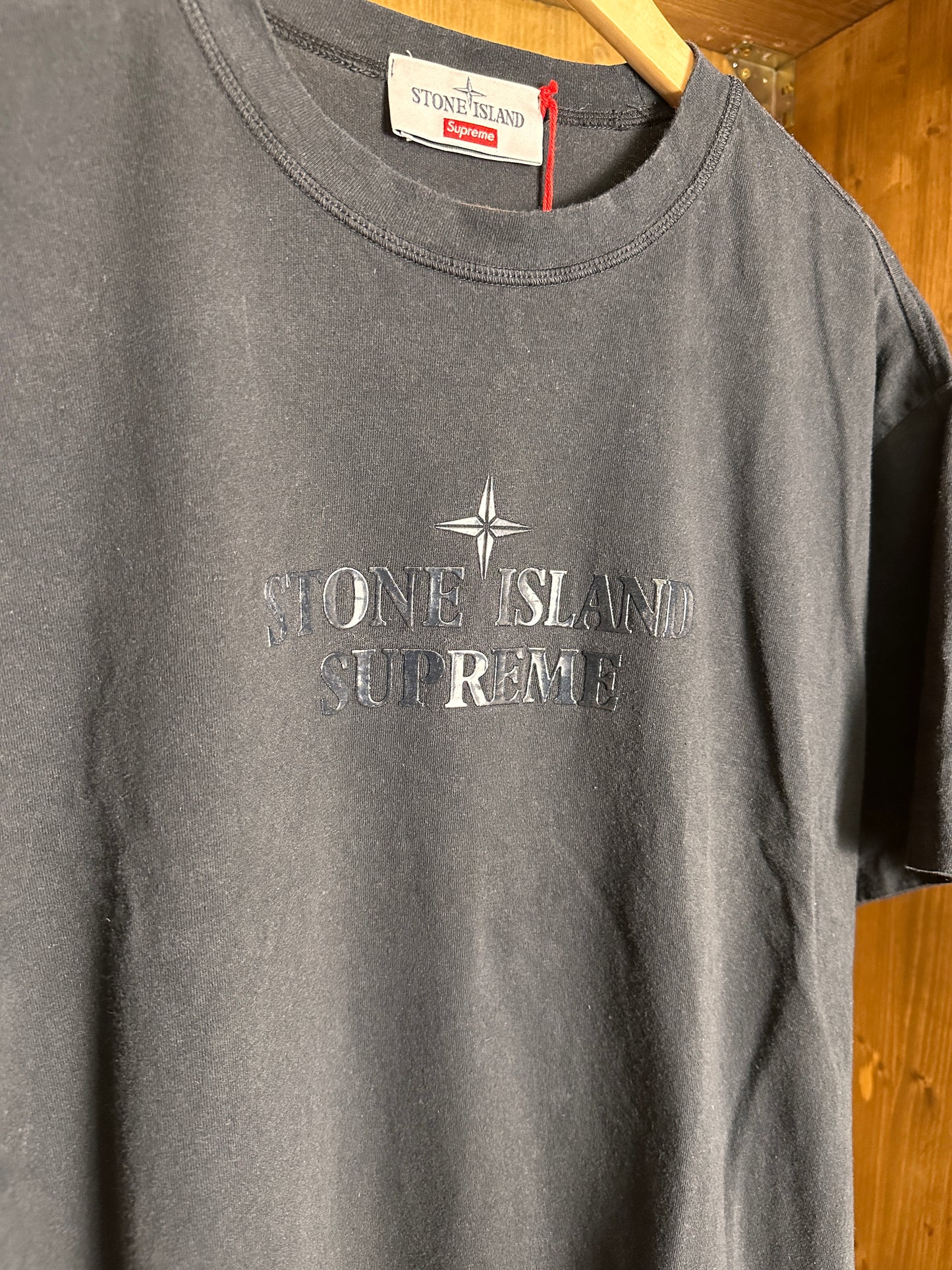 SS22 SPELLOUT TEE Supreme X Stone Island in Jet Black