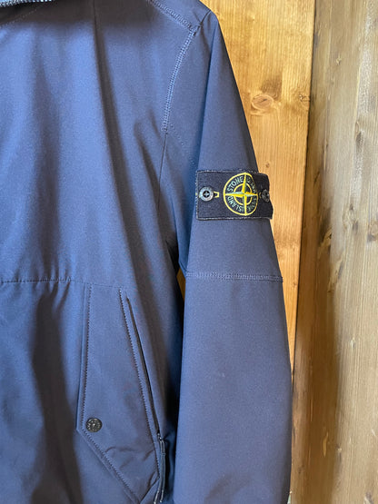 Blaue Softshell mit Primaloft-Isoliertechnologie