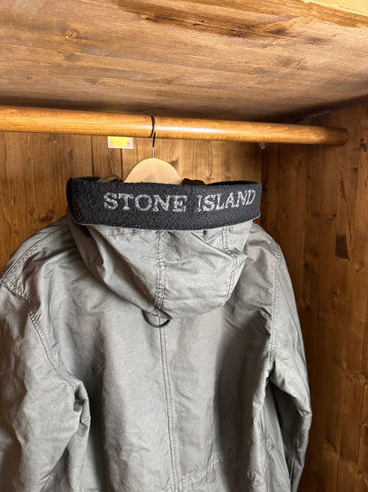 AW06 FISHTAIL SPELLOUT HOOD PARKA in Dust Grey