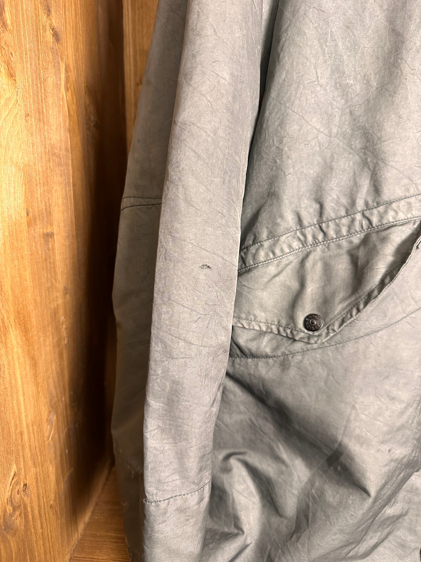 AW06 FISHTAIL SPELLOUT HOOD PARKA in Dust Grey