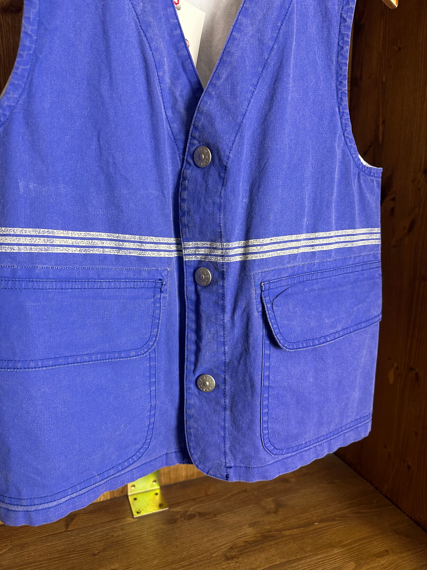 SS94 TELA STELLA WESTE MIT REFLEKTIERENDER SCHRIFTZEICHEN IN HIMMELBLAUE