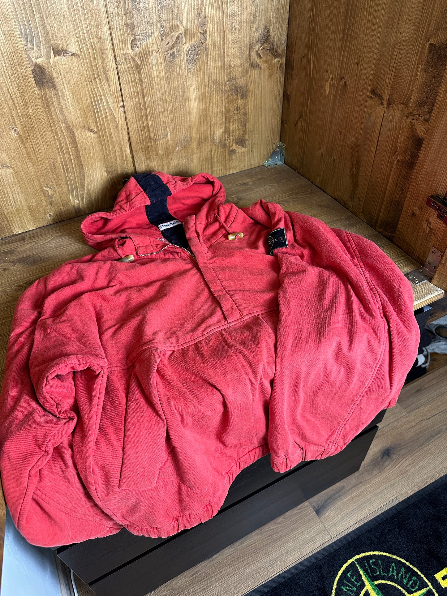 AW85 HOODIE in Blossom Red & Black