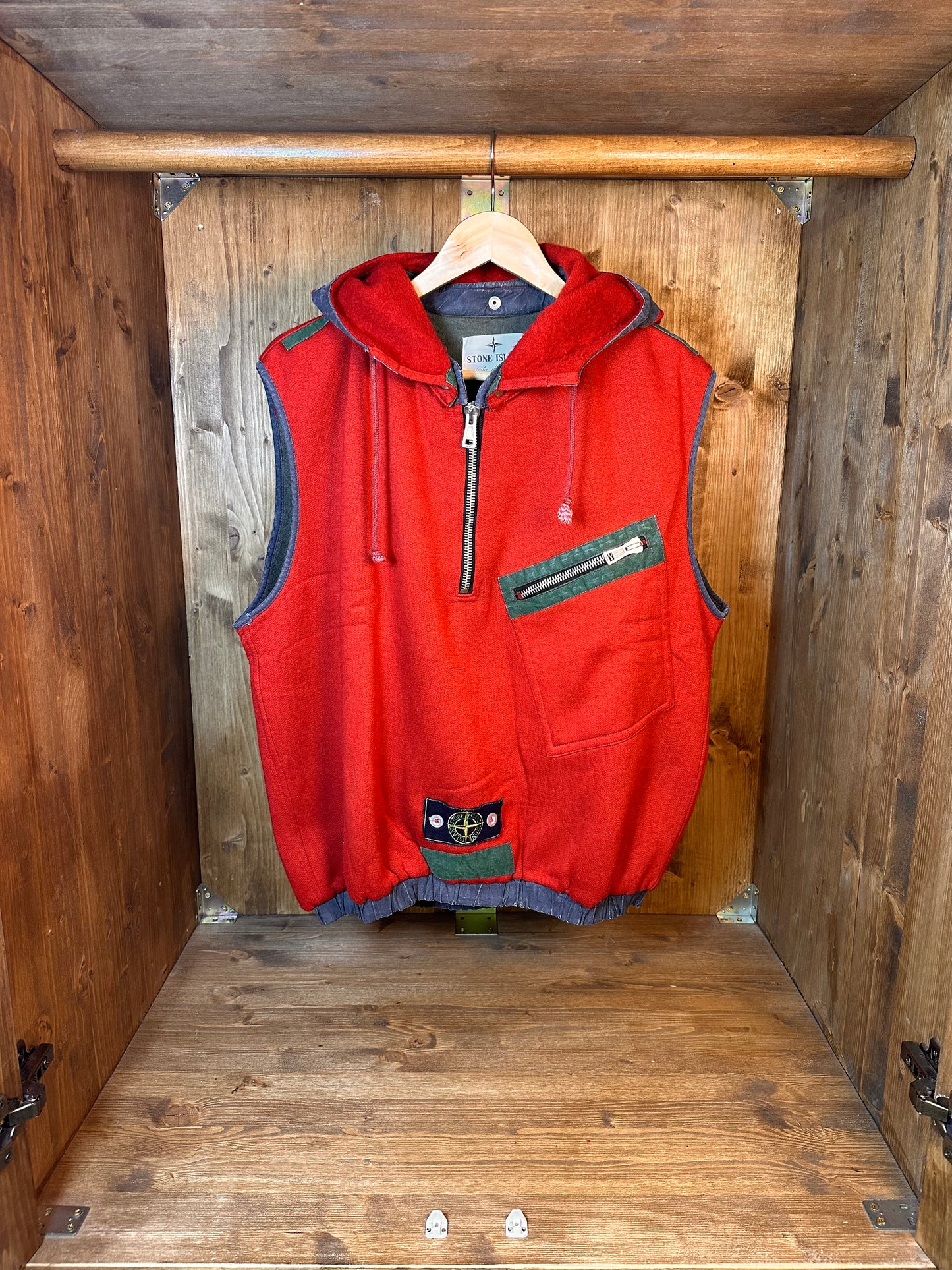 SS1982 TELA STELLA FLEECE RED GILET