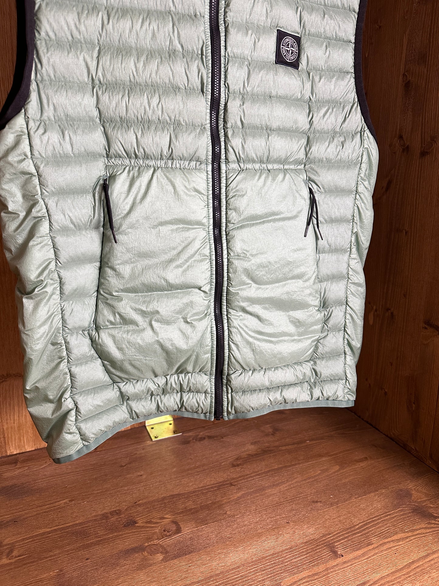 AW22 SQUARE BADGE VEST in Green