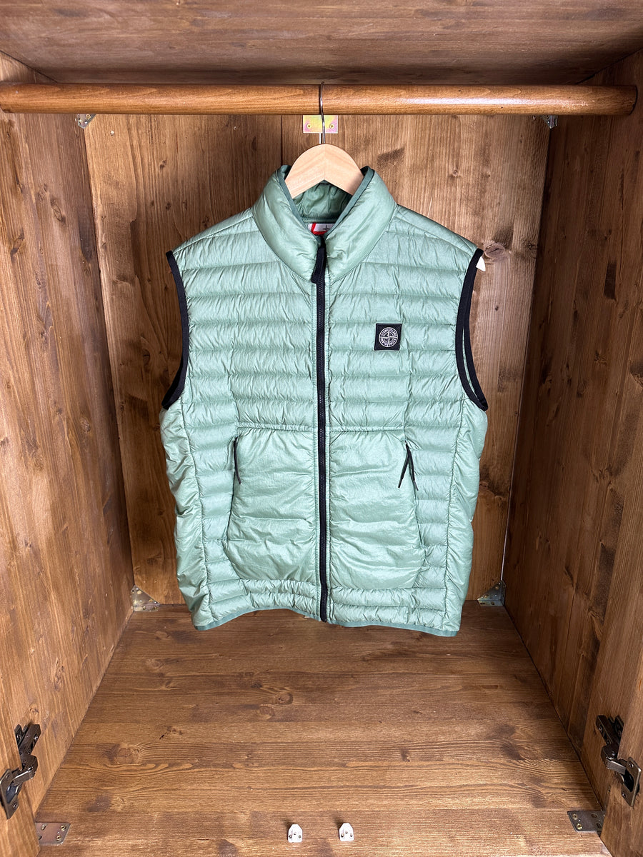 AW22 SQUARE BADGE VEST in Green