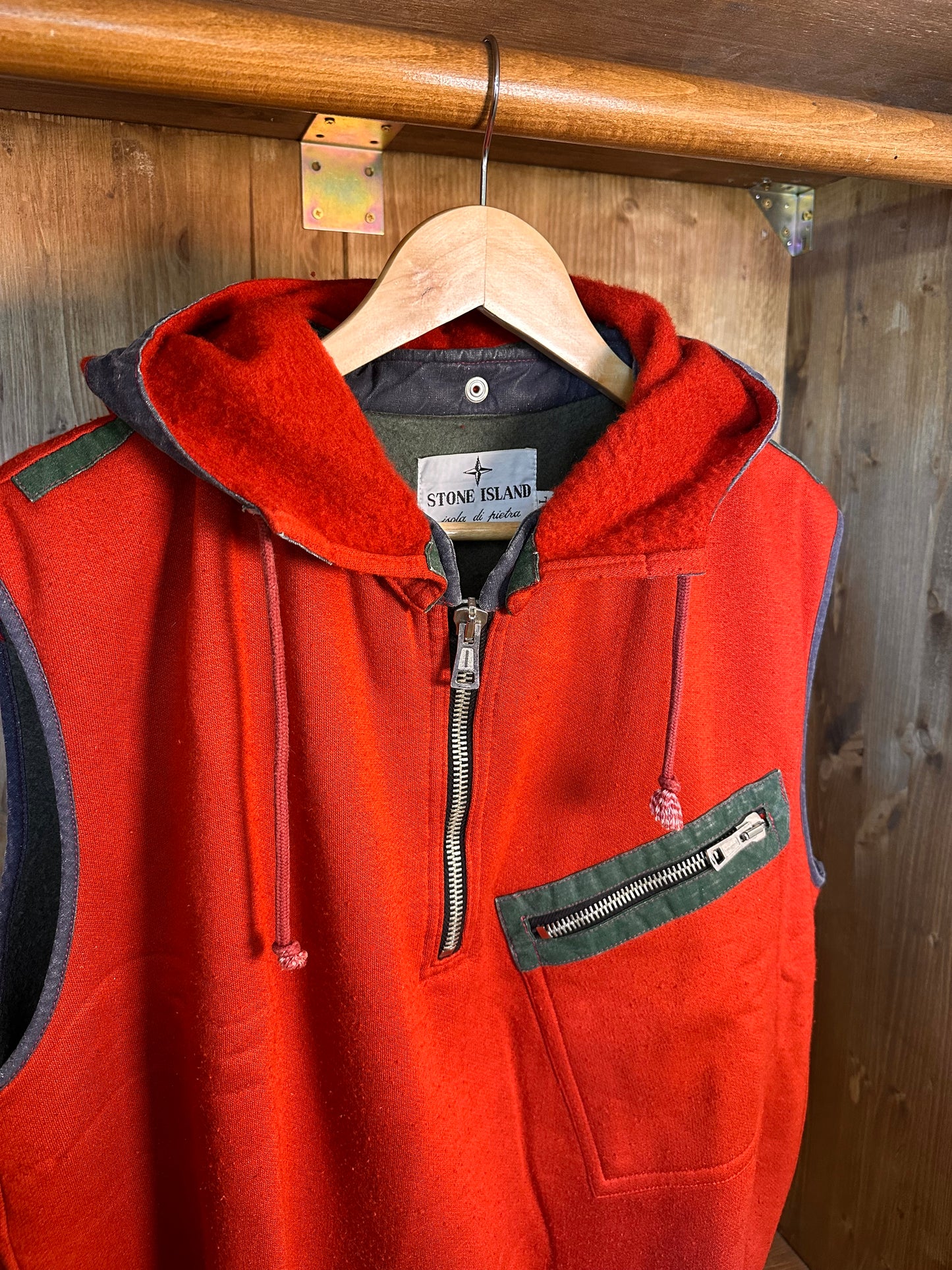 SS1982 TELA STELLA FLEECE RED GILET