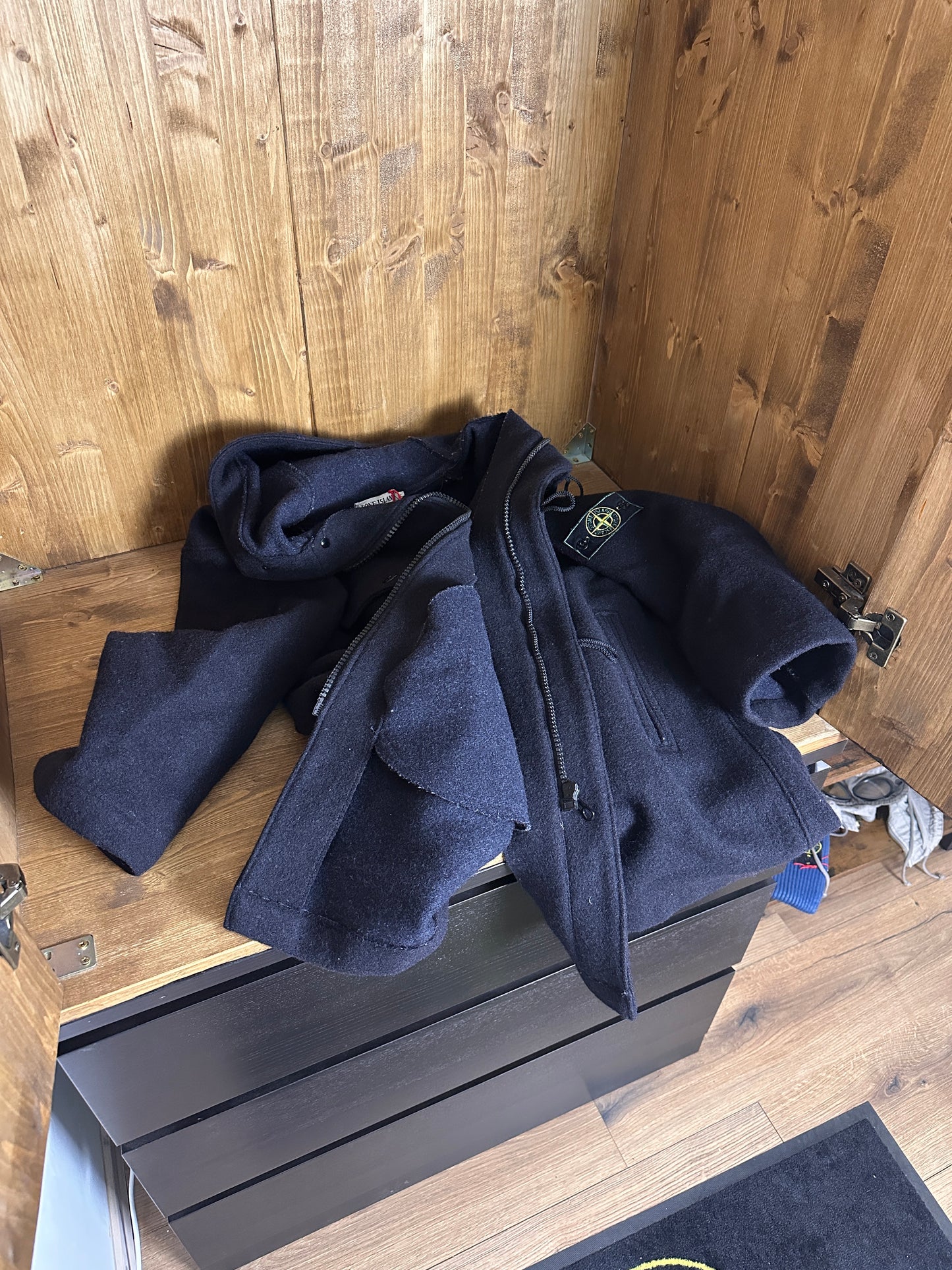 AW95 Mantel aus reiner Wolle in Schwarz und Blau