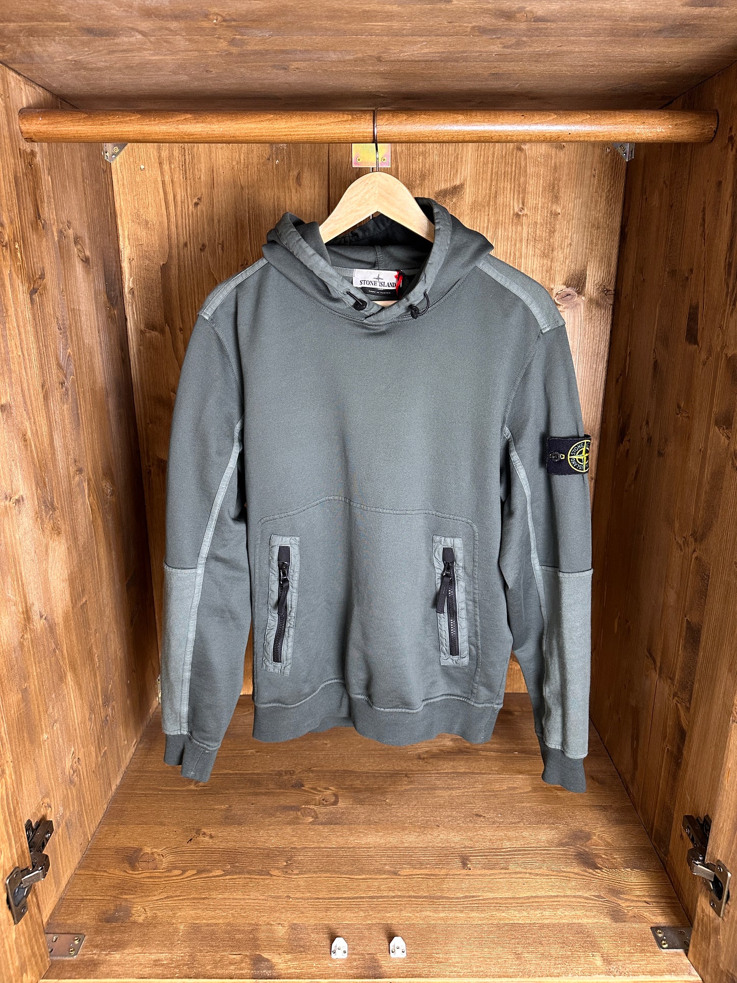 AW23 MULTI PANEL HOODIE in Moss Green