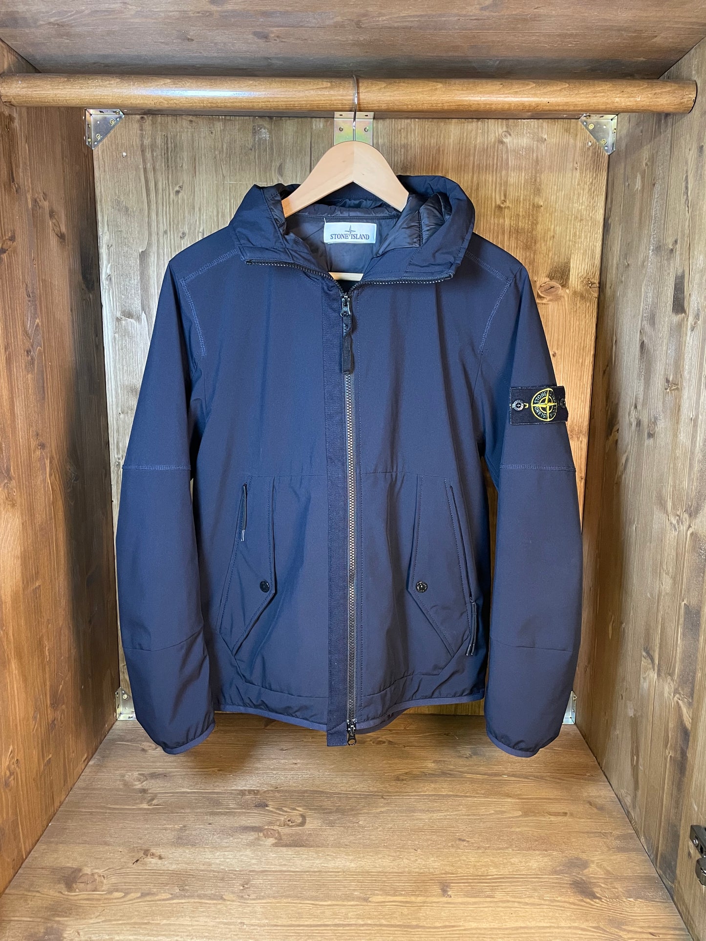 Blaue Softshell mit Primaloft-Isoliertechnologie