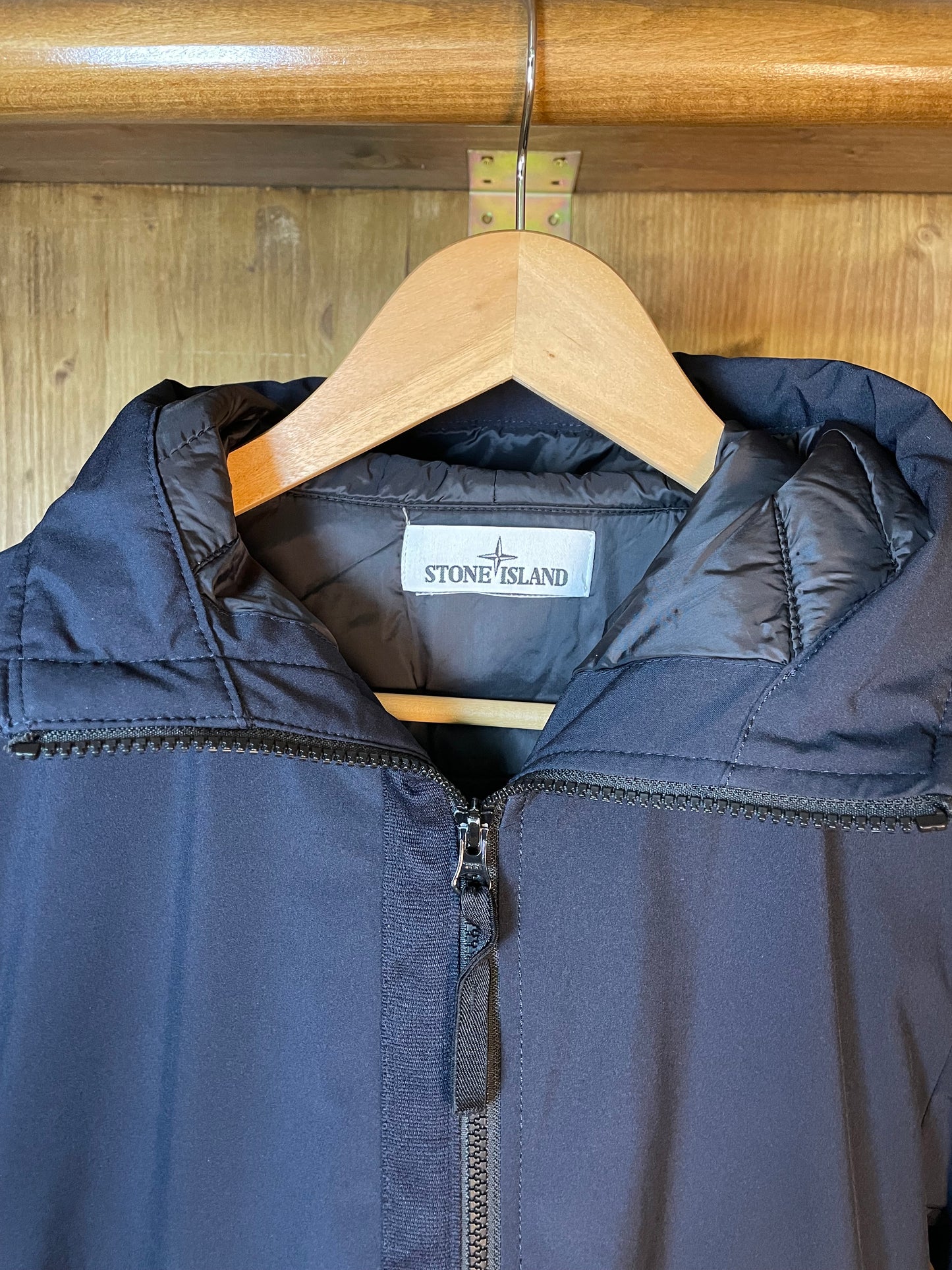 Blaue Softshell mit Primaloft-Isoliertechnologie