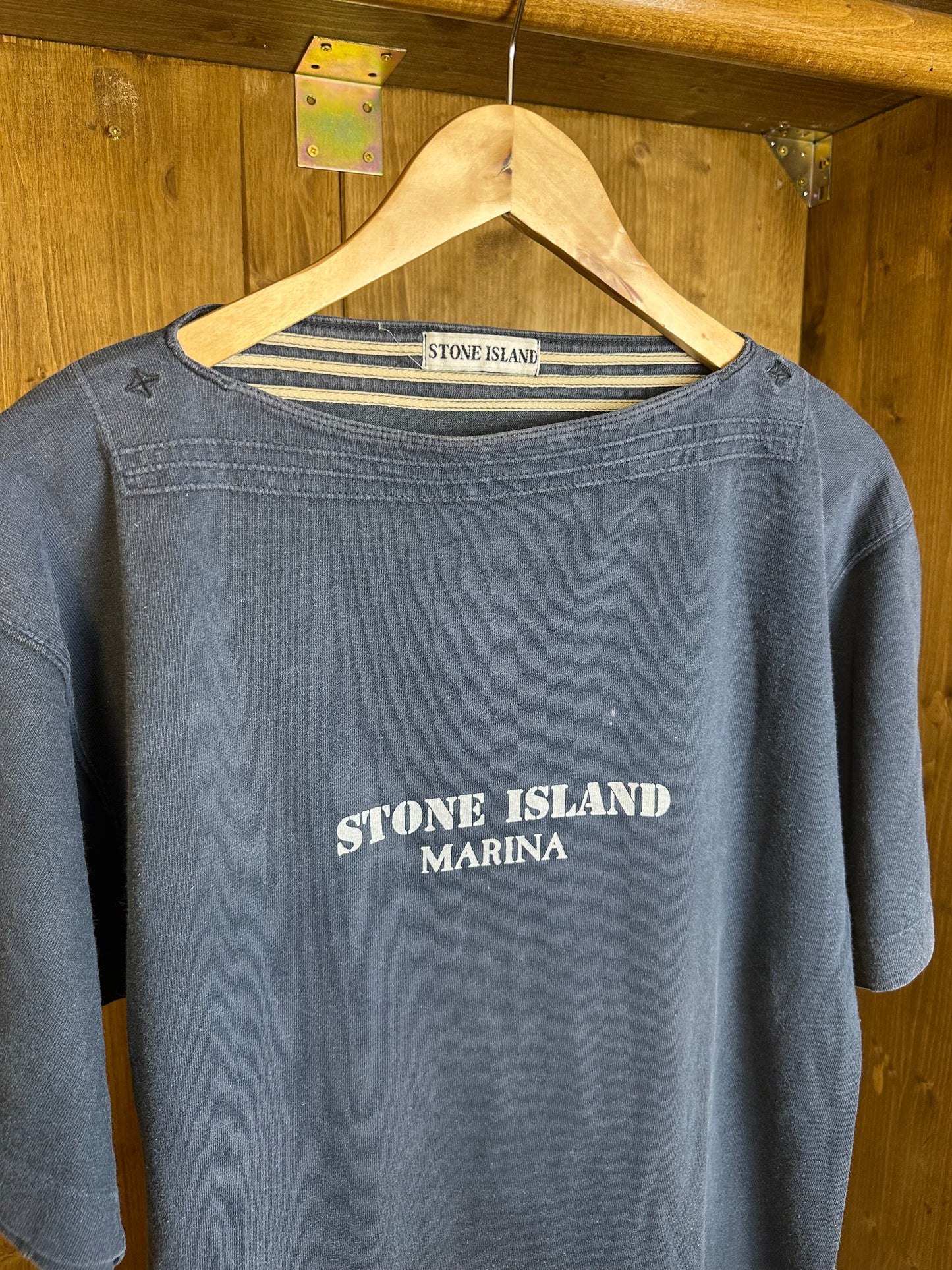 SS80s SPELLOUT BOATNECK MARINA TEE in Dark Blue