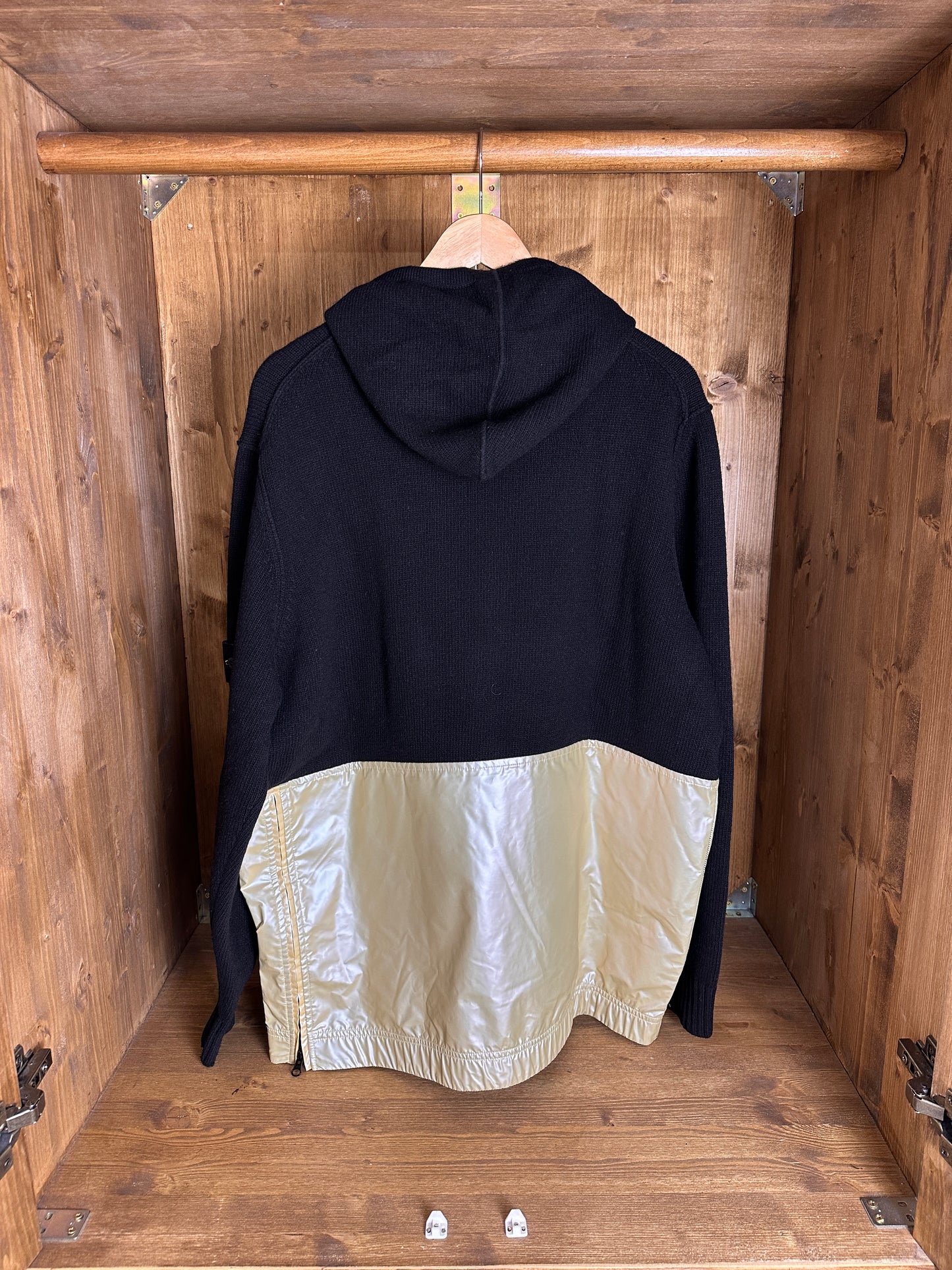 SS18 IRIDISCENT TELA HOODIE in Black and Gold