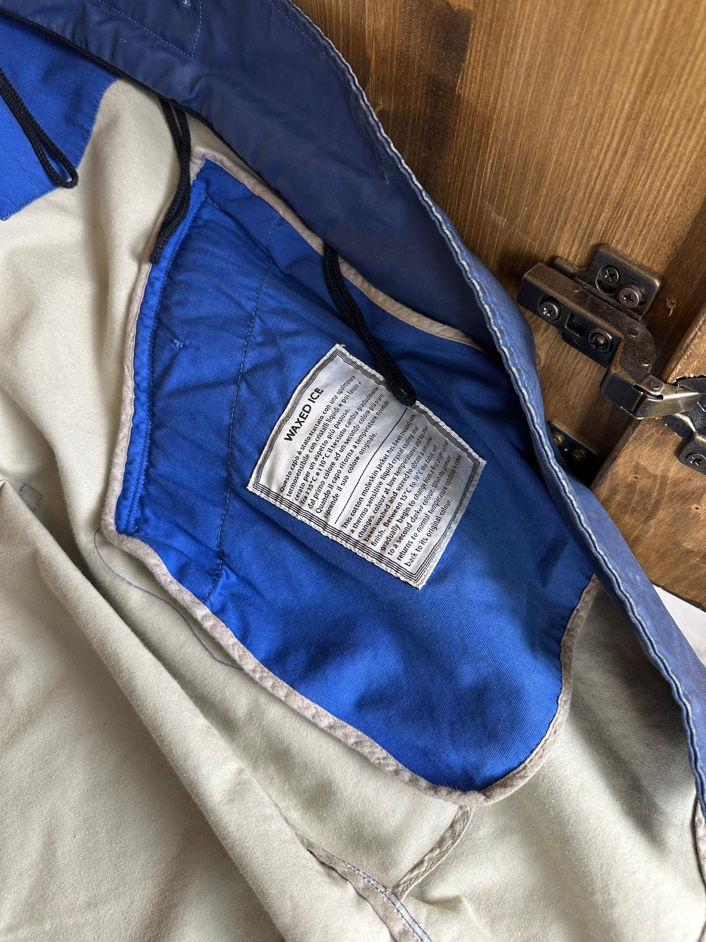 AW09 WAXED ICE TRENCH in Blu to Black