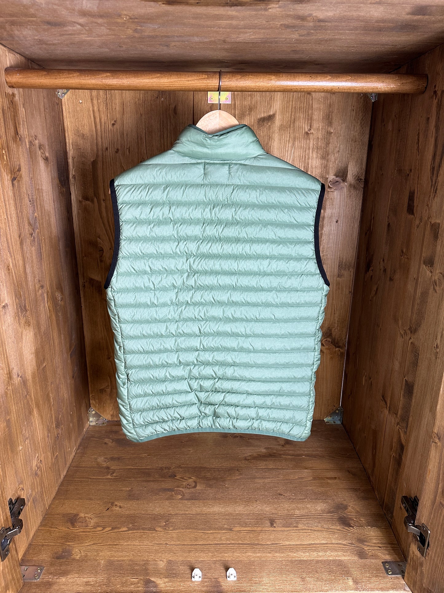 AW22 SQUARE BADGE VEST in Green