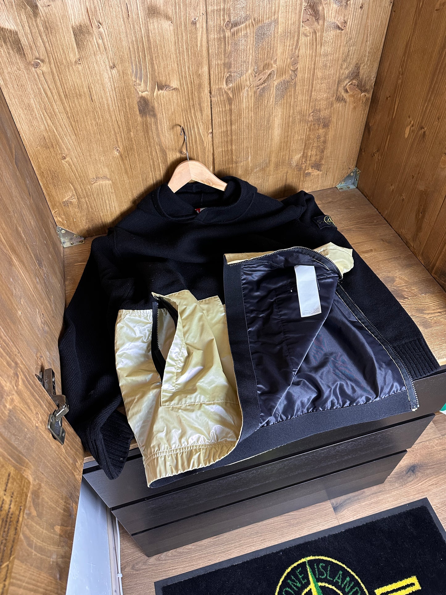 SS18 IRIDISCENT TELA HOODIE in Black and Gold