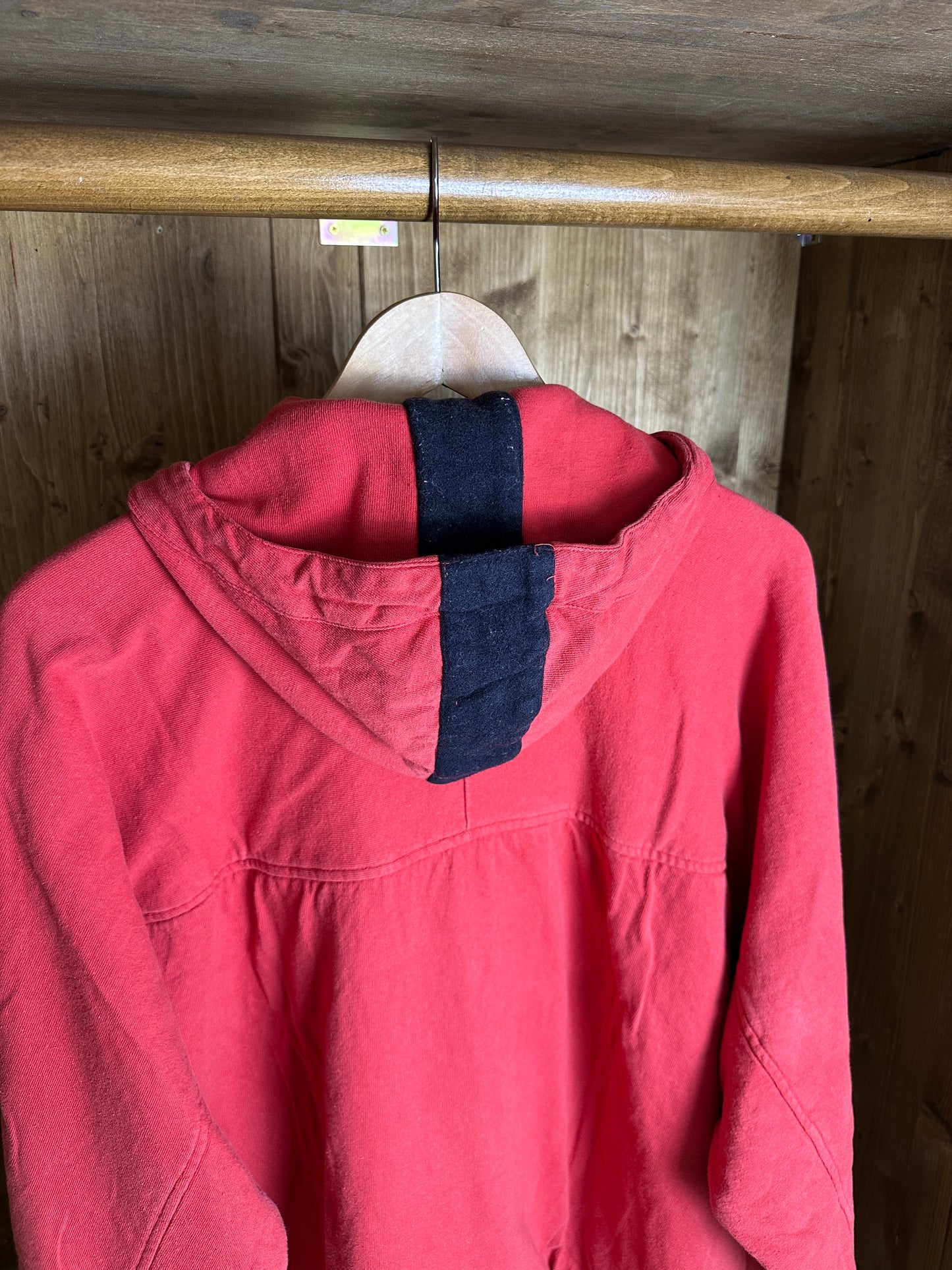 AW85 HOODIE in Blossom Red & Black