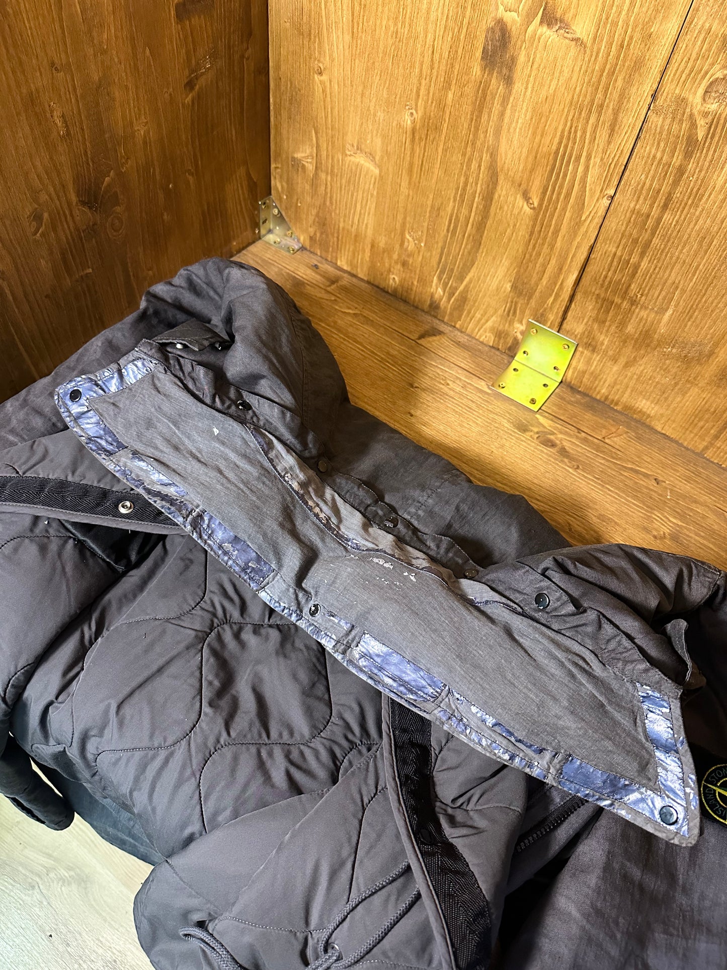 AW04 LINO RESINATO FISHTAIL GREY PARKA