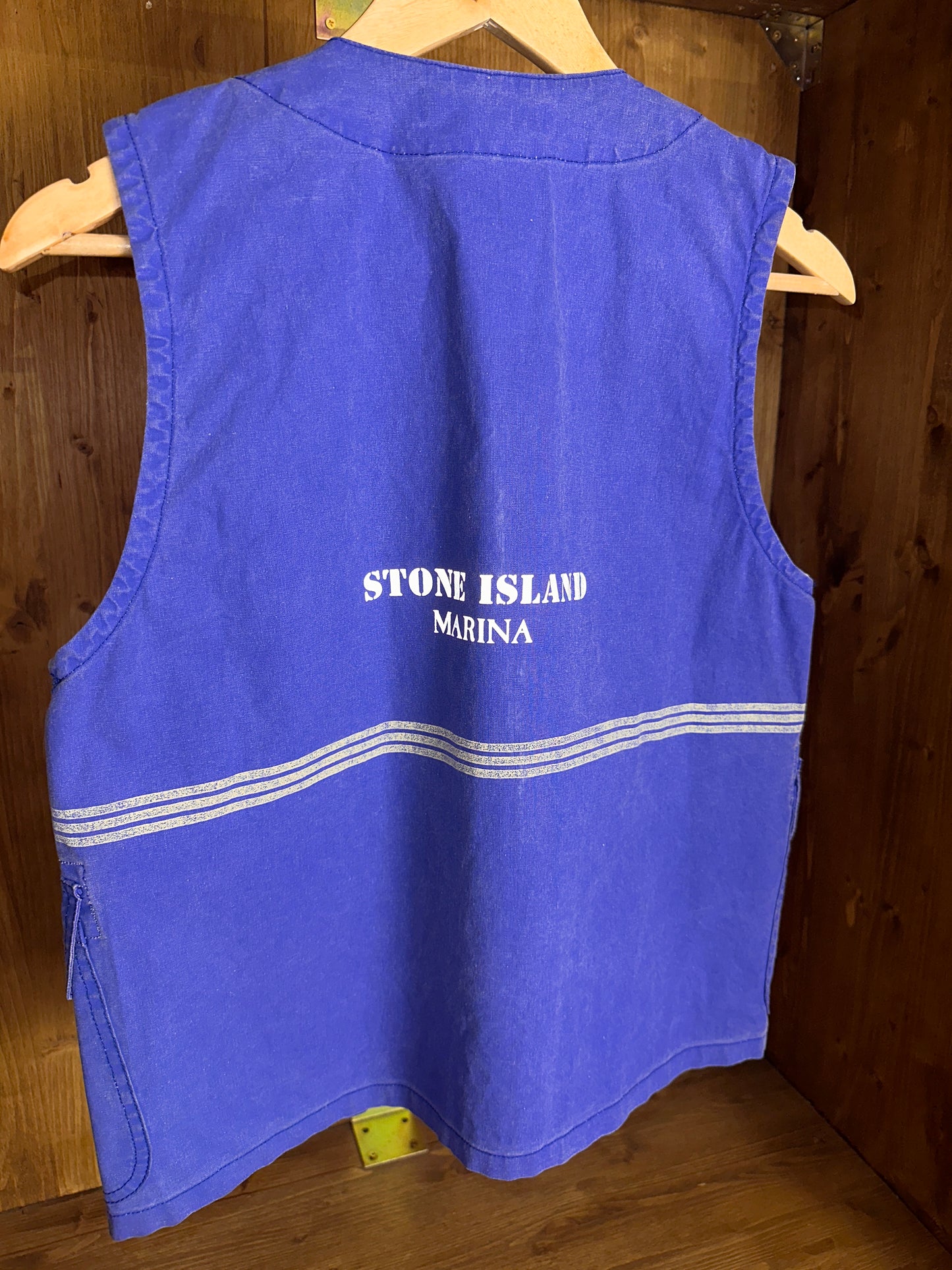 SS94 TELA STELLA WESTE MIT REFLEKTIERENDER SCHRIFTZEICHEN IN HIMMELBLAUE