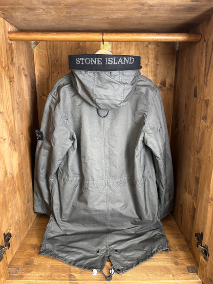 AW06 FISHTAIL SPELLOUT HOOD PARKA in Dust Grey