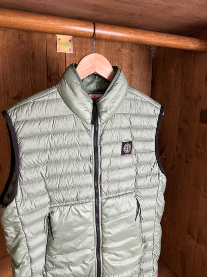 AW22 SQUARE BADGE VEST in Green