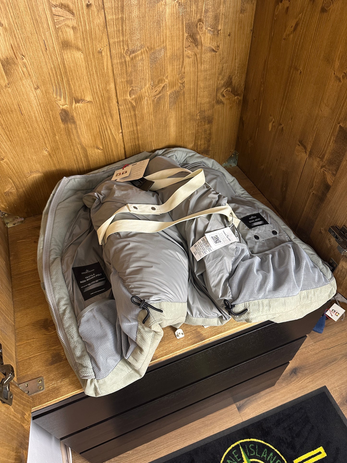 AW22 TEXTILE NON-WOVEN POLY VEST in Pale Green