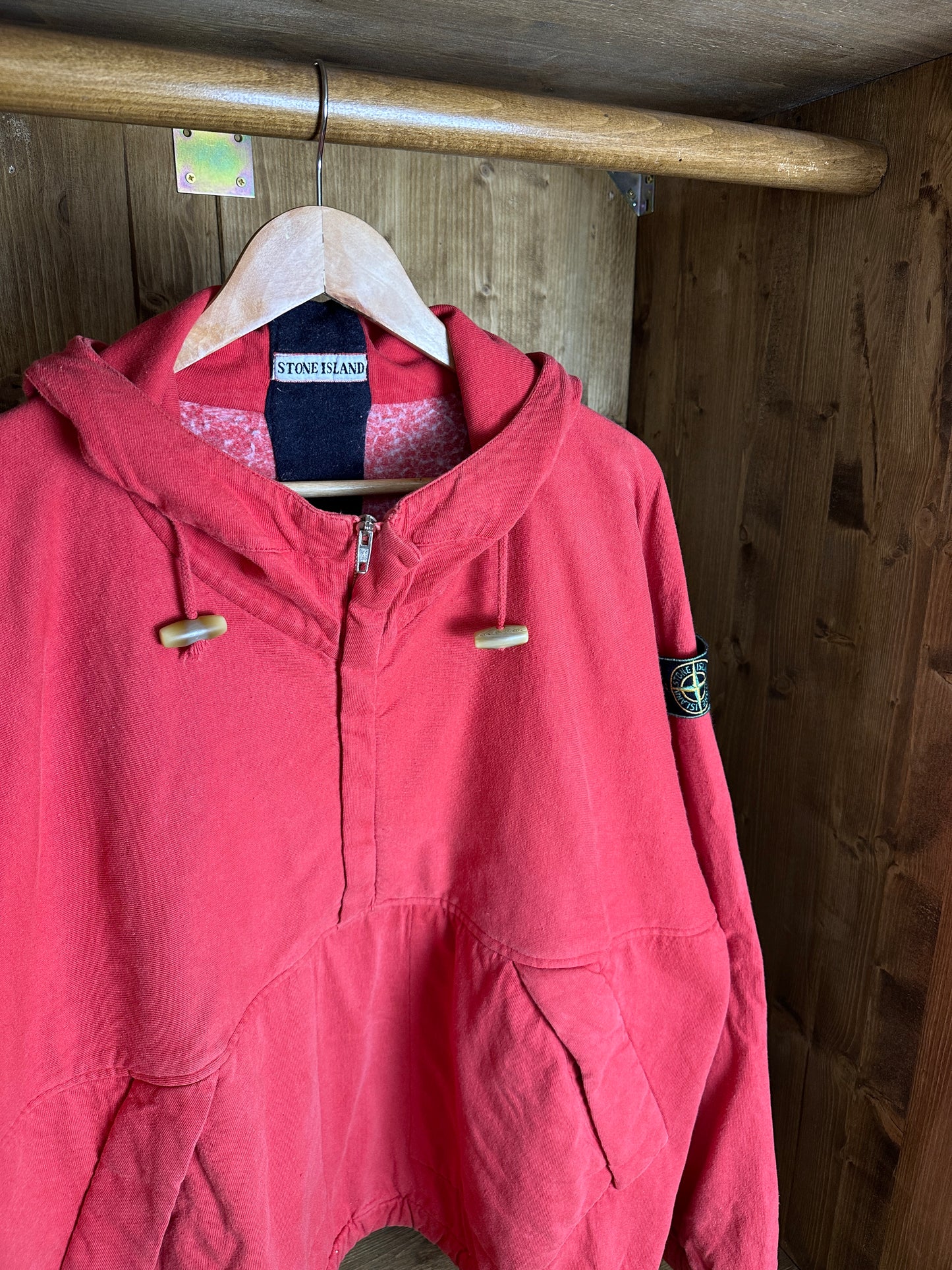 AW85 HOODIE in Blossom Red & Black