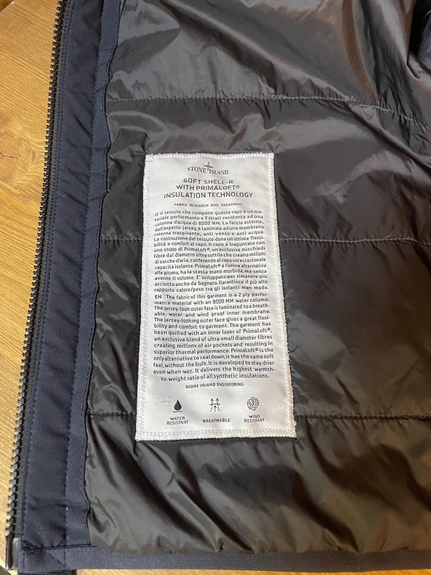 Blaue Softshell mit Primaloft-Isoliertechnologie