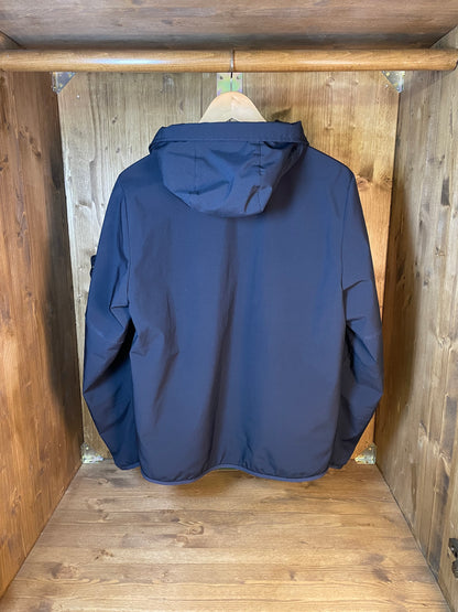 Blaue Softshell mit Primaloft-Isoliertechnologie