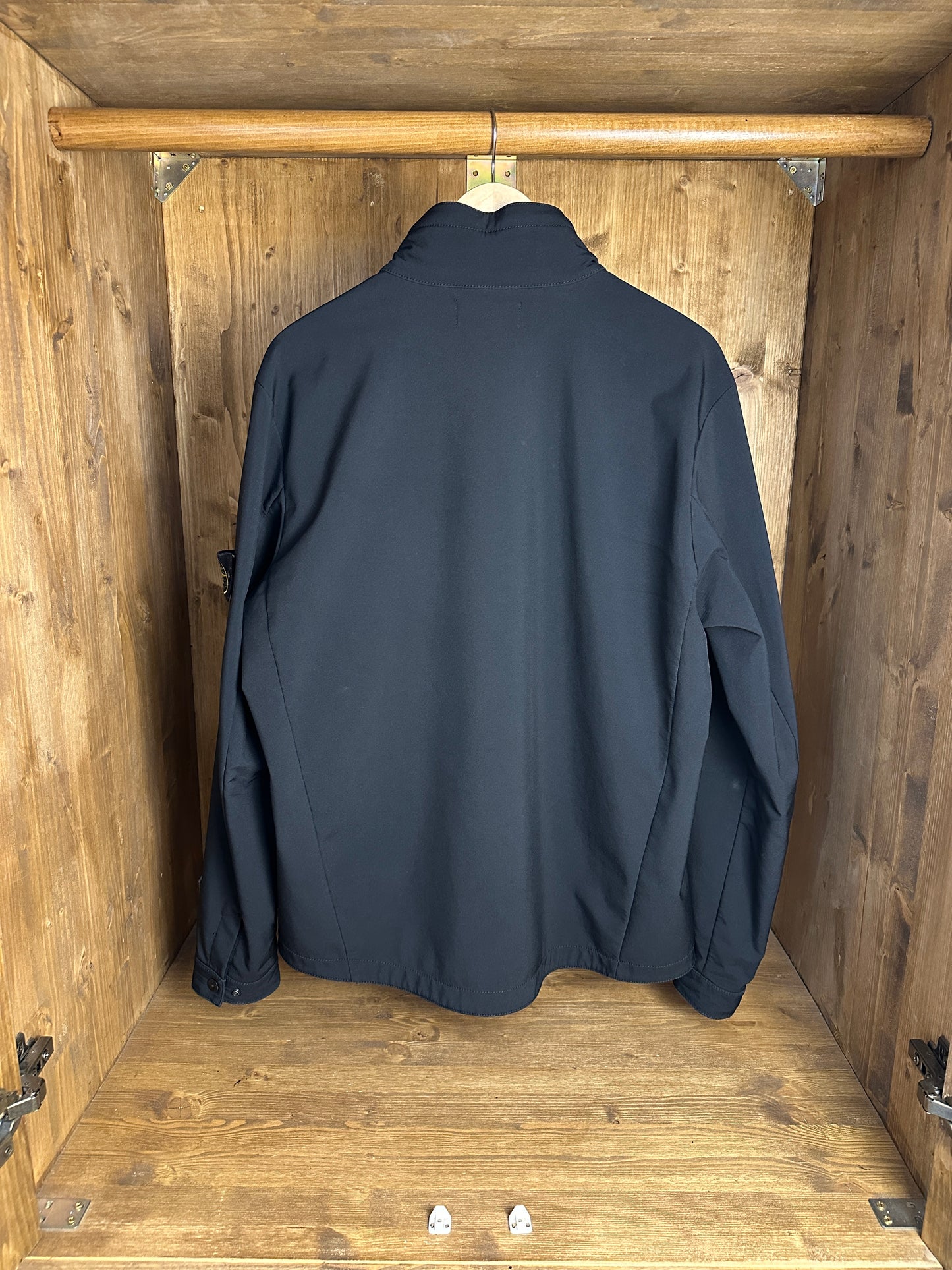 AW16 SOFT SHELL-R in Deep Black