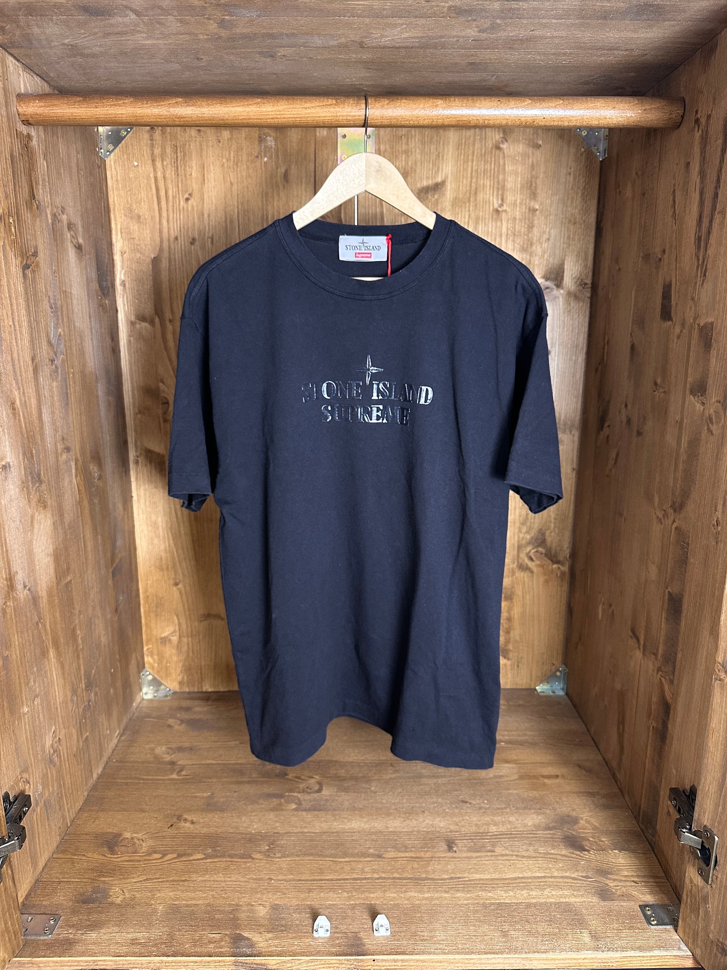 SS22 SPELLOUT TEE Supreme X Stone Island in Jet Black