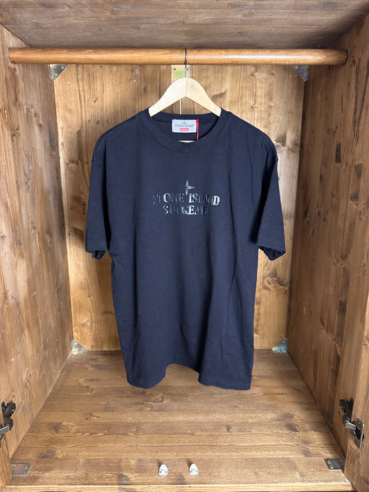 SS22 SPELLOUT TEE Supreme X Stone Island in Jet Black