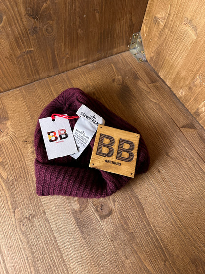 AW10s SQUARE LOGO BEANIE in Bordeaux
