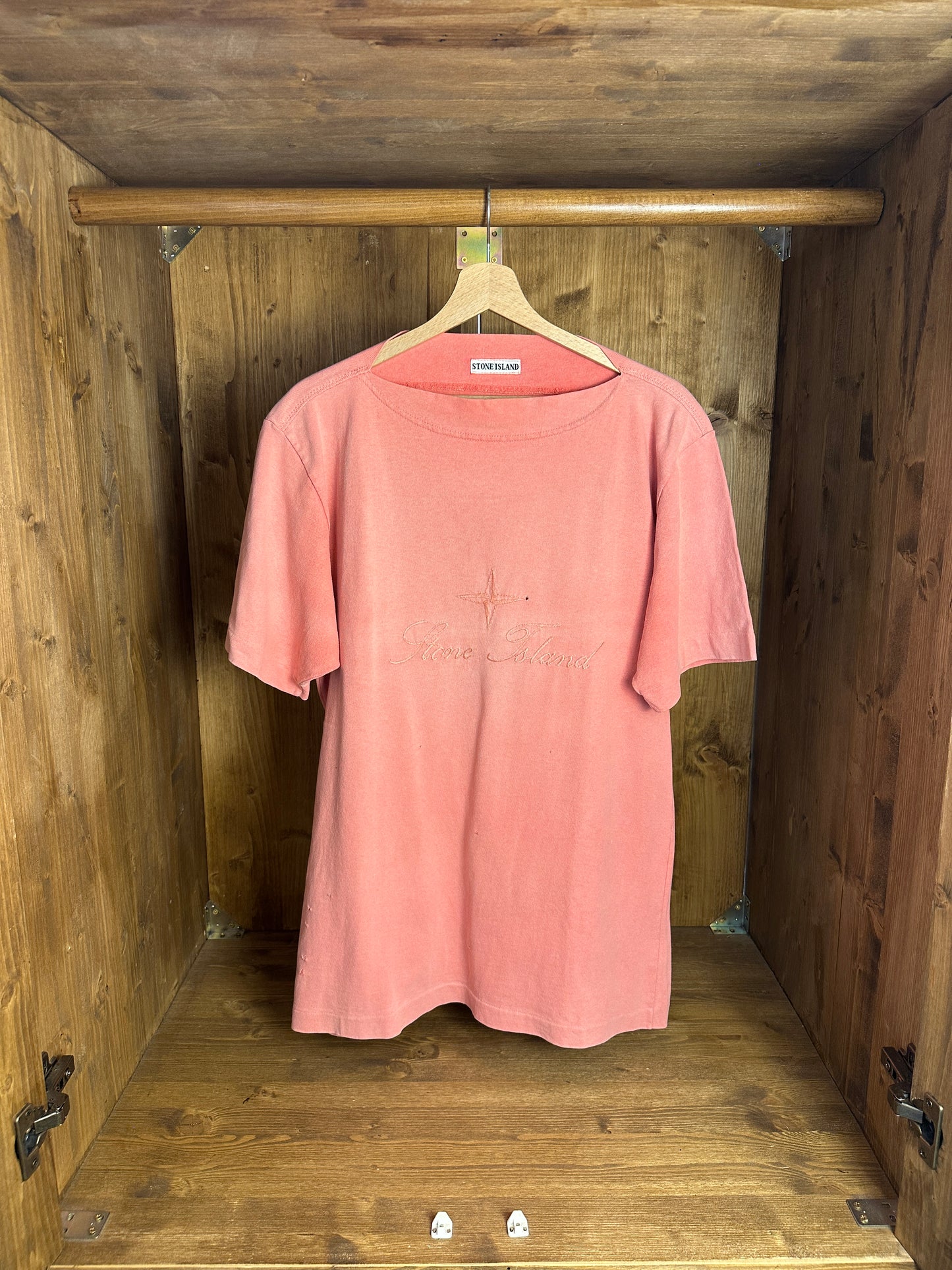SS87 EMBROIDERED SPELLOUT BOAT NECK TEE in Antique Pink