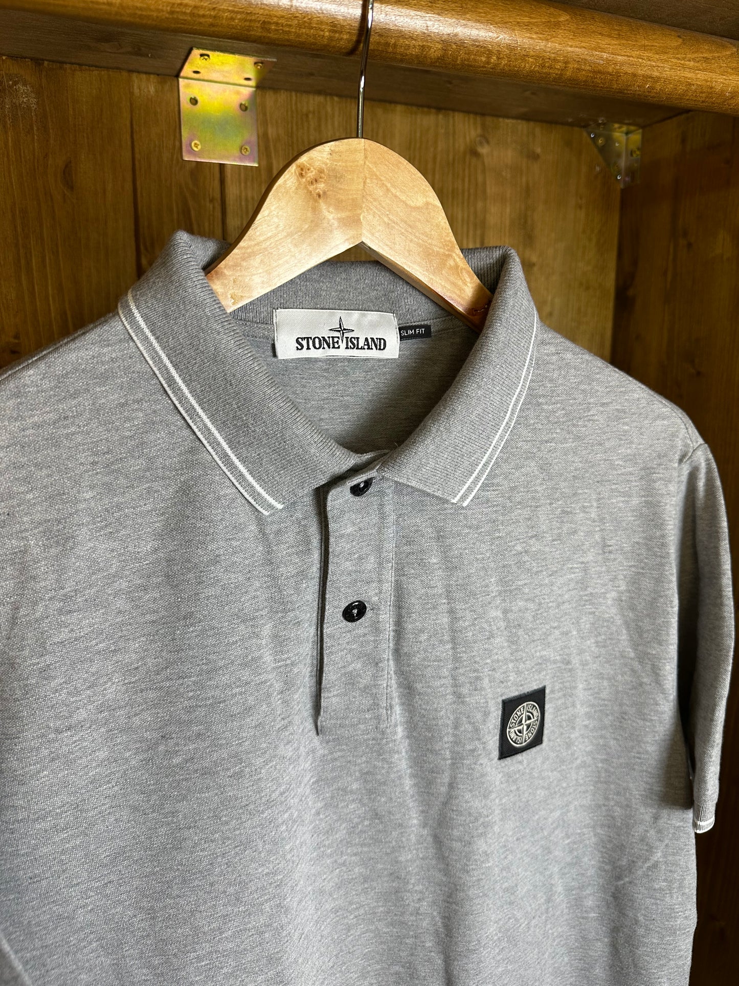 SS19 POLO SQUARE BADGE in Grey with white details