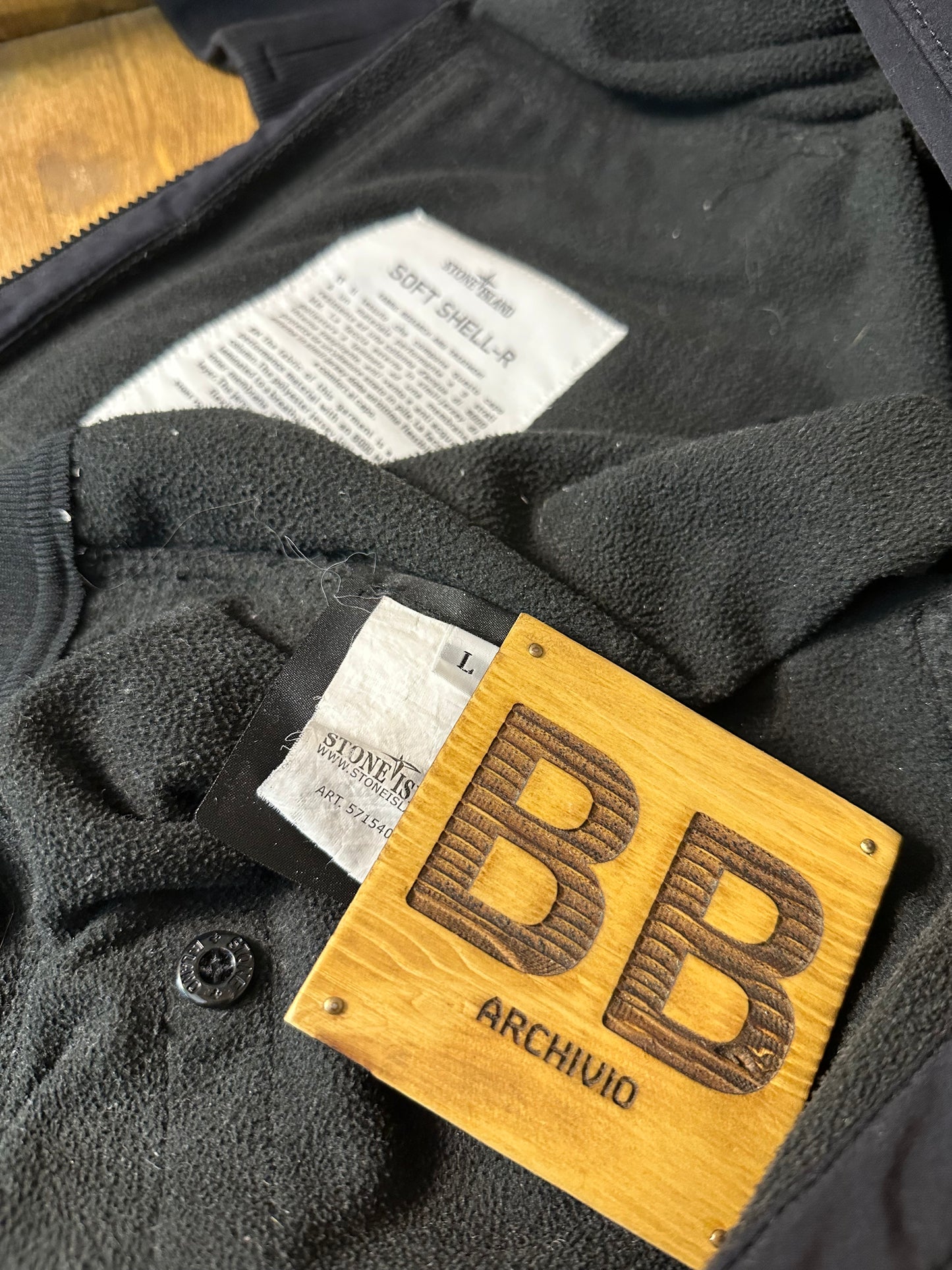 AW12 BLACK SOFT SHELL-R