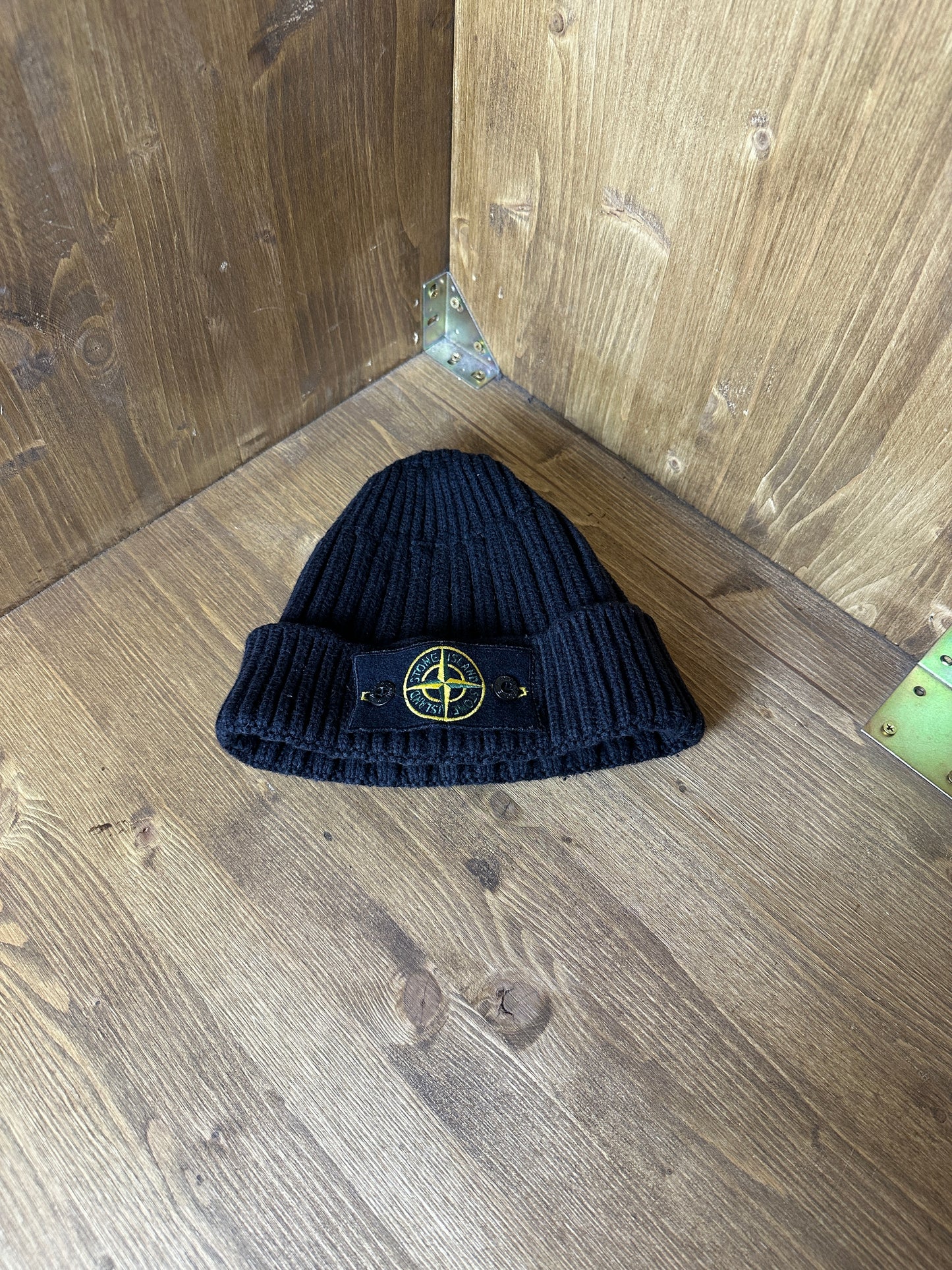 AW12 BADGE BEANIE in Black