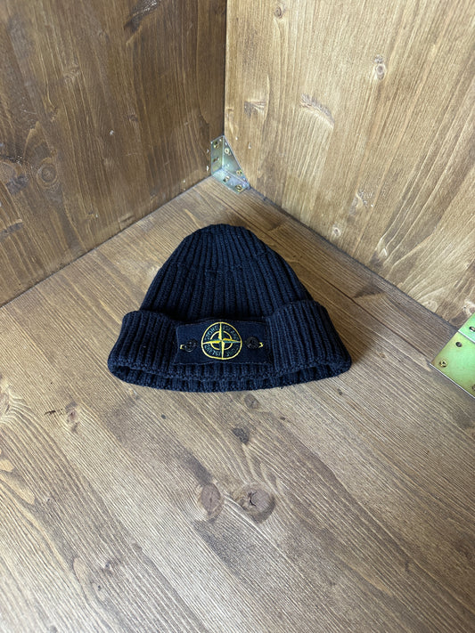AW12 BADGE BEANIE in Black